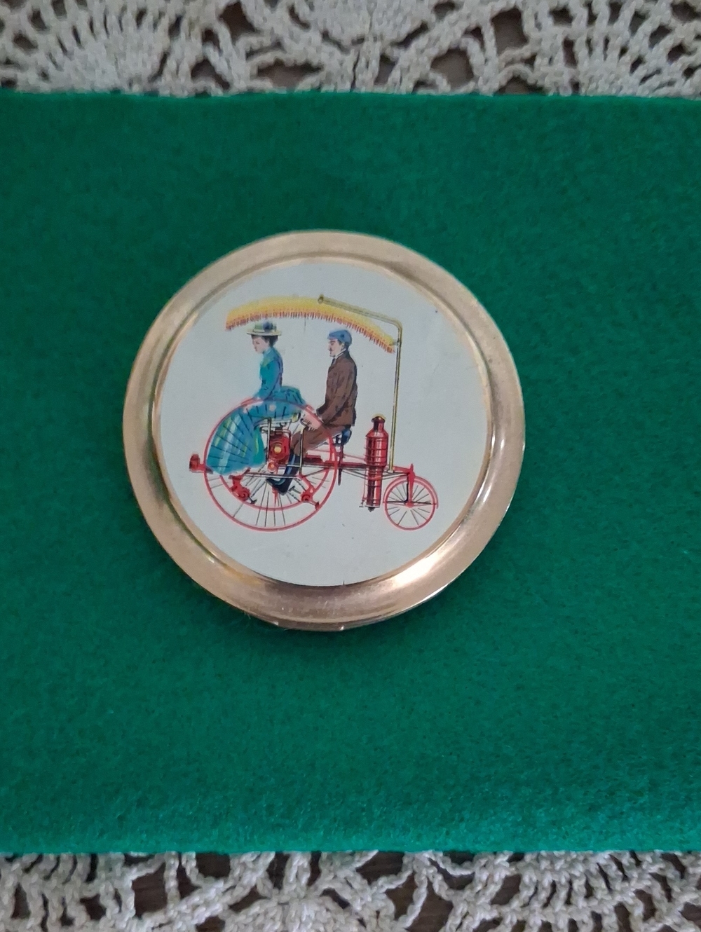 Vintage Gold-Tone Compact Mirror with Illustrated Couple